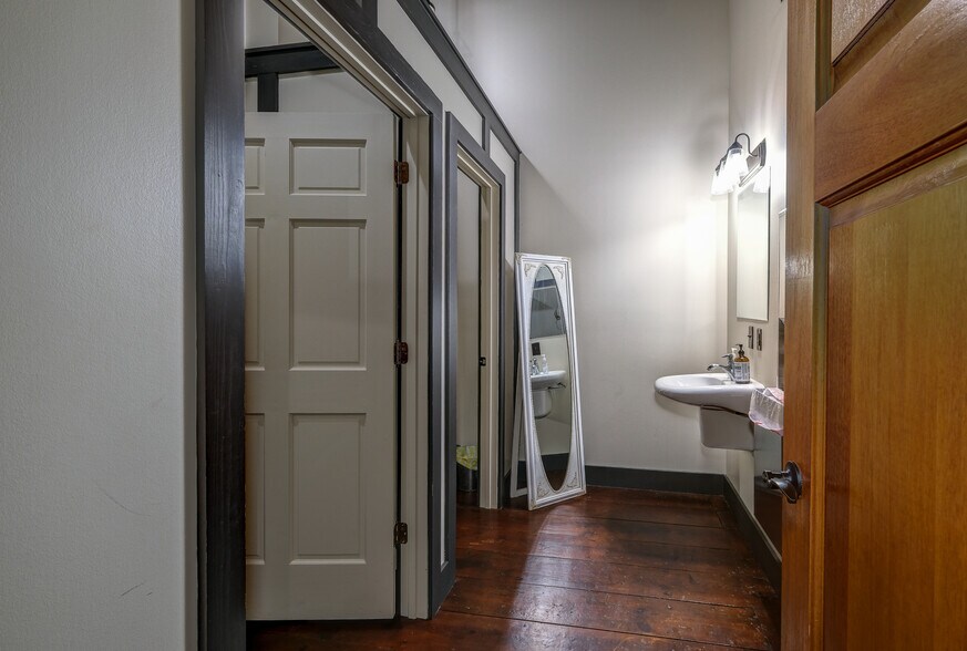 More Photos Of 11 Railroad St, Murphy Research And Development For Sale