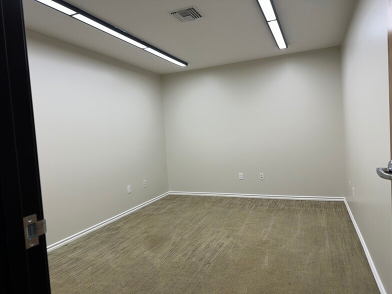 More Photos Of 20821 Dearborn St, Chatsworth Warehouse For Lease