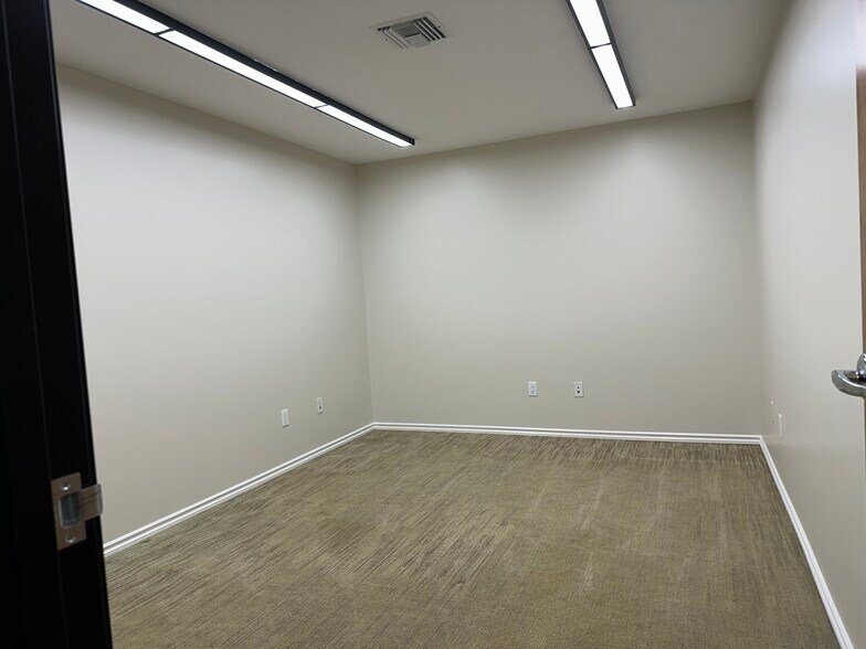 More Photos Of 20821 Dearborn St, Chatsworth Warehouse For Sale