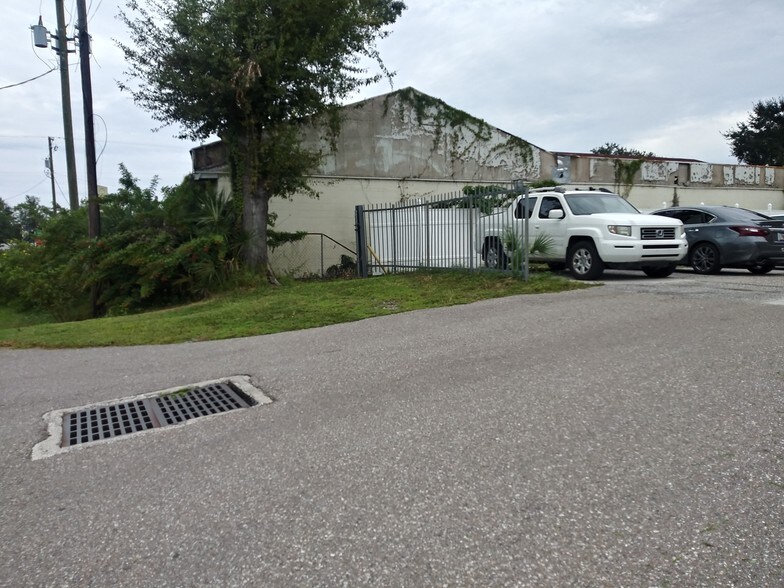 More Photos Of 5017 N Coolidge Dr, Tampa Warehouse For Lease