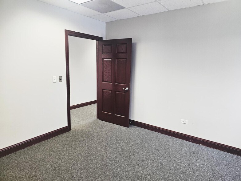 More Photos Of 11223 Distinctive Dr, Orland Park Medical For Lease