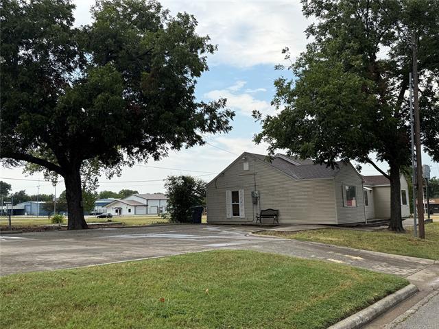 More Photos Of 1408 W Broadway Pl, Ardmore Office For Sale