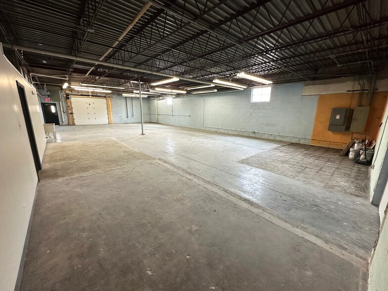 More Photos Of 875 Lively Blvd, Elk Grove Village Warehouse For Lease