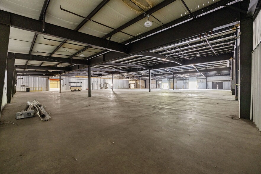 More Photos Of 2000 S Delphine Ave, Lyndhurst Warehouse For Lease