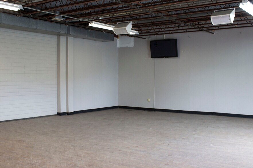More Photos Of 5001 Crown Manor Pl, Louisville Light Distribution For Lease