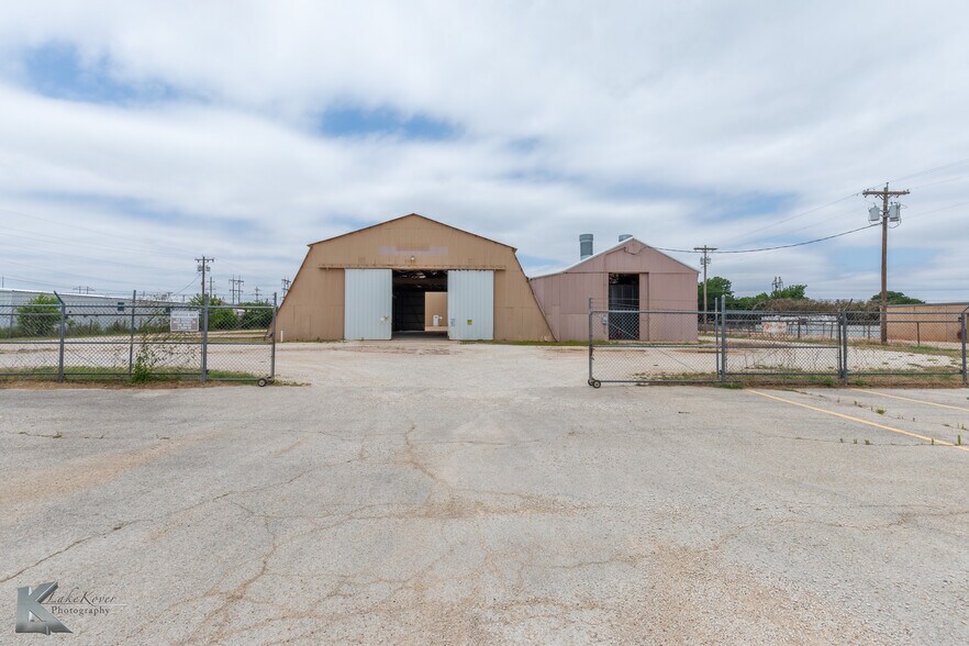 More Photos Of 2024 Oak St st, Abilene Manufacturing For Sale