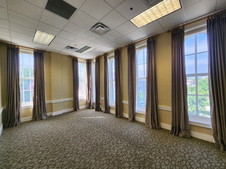 More Photos Of 446 E Main St, Bowling Green Office For Sale
