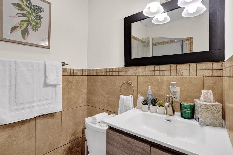 More Photos Of 3020-3024 Seville St, Fort Lauderdale Hotel For Sale