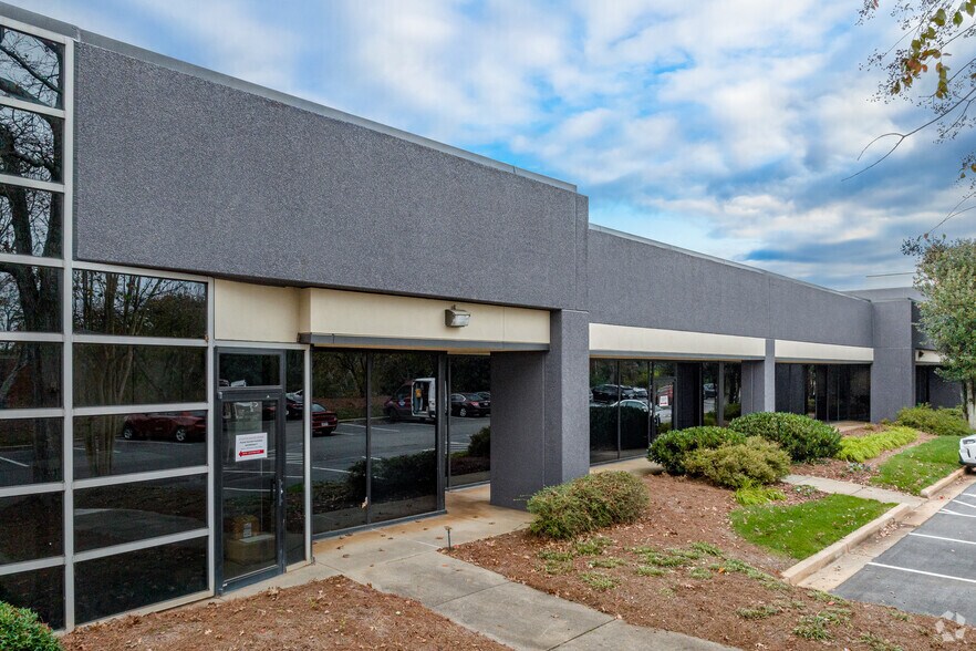 More Photos Of 7840 Roswell Rd, Sandy Springs Unknown For Lease