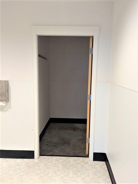 More Photos Of 10706 NW Lakeshore Ave, Vancouver General Retail For Lease