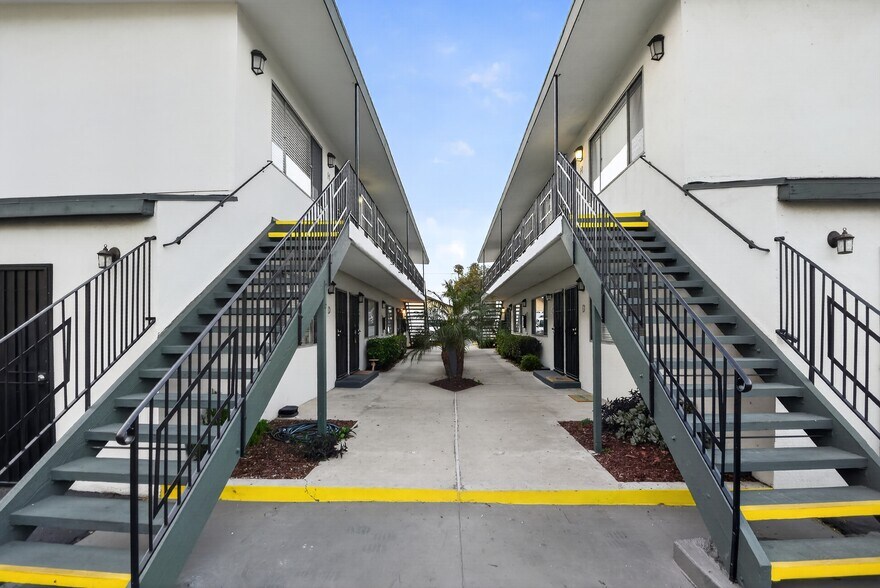 More Photos Of 4546-4550 W 173rd St, Lawndale Apartments For Sale