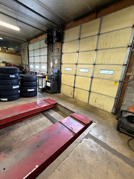 More Photos Of 1529 E Philadelphia Ave, Gilbertsville Auto Repair For Sale