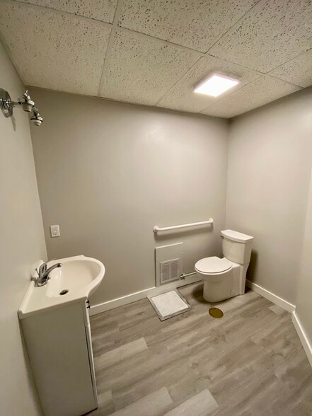 More Photos Of 2 Center St, Tariffville Freestanding For Sale