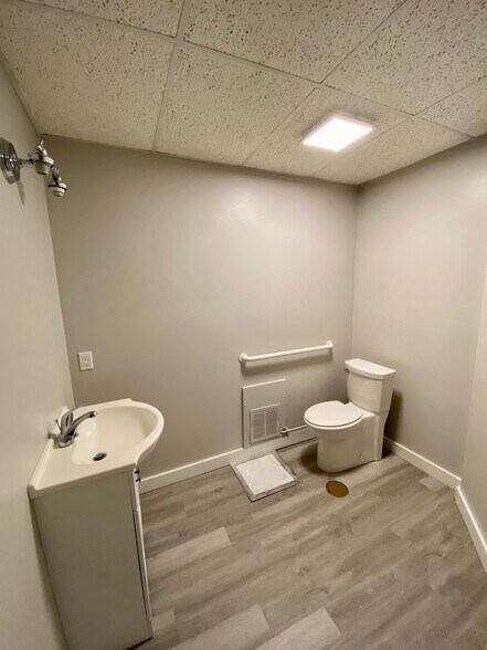 More Photos Of 2 Center St, Tariffville Freestanding For Sale