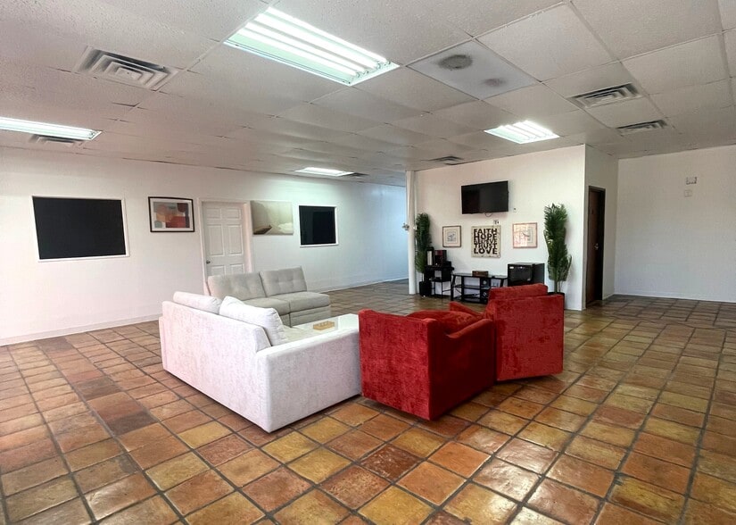More Photos Of 2154 Burbank St, Dallas Freestanding For Lease
