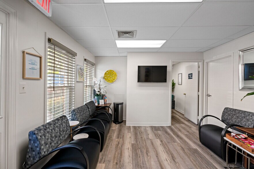 More Photos Of 9668-9683 Main St, Fairfax Medical For Lease