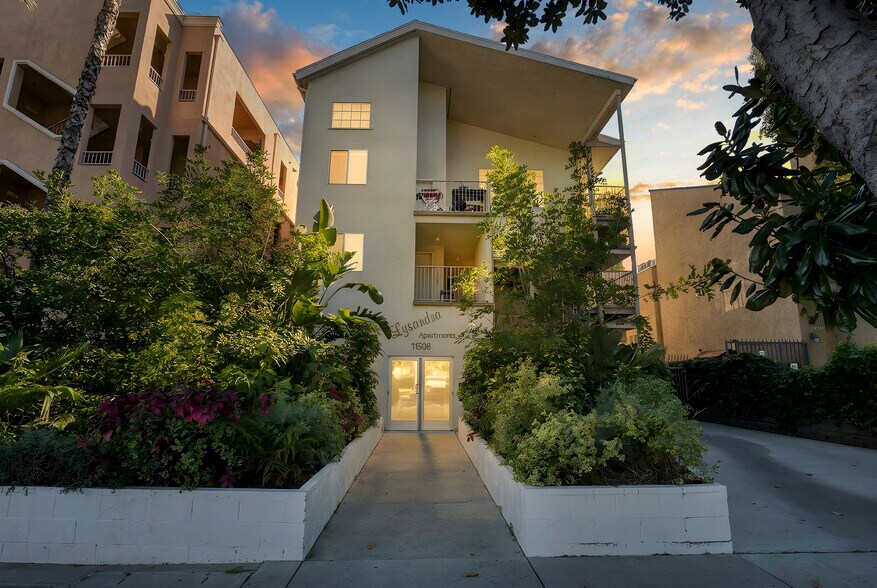 Primary Photo Of 11508 Moorpark St, North Hollywood Apartments For Sale