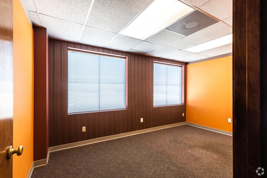More Photos Of 3737 S Elizabeth St, Independence Office For Lease