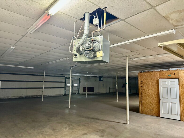 More Photos Of 900 Bonham St, Paris Showroom For Lease