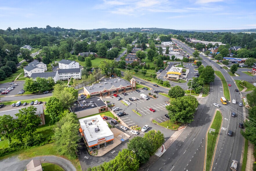 More Photos Of 322-323 W Lee Hwy, Warrenton Freestanding For Lease