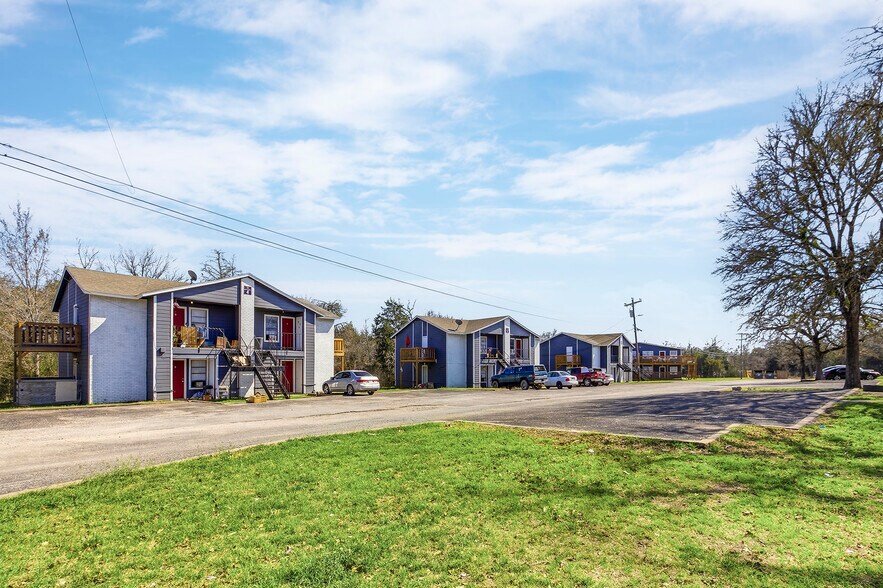 More Photos Of 1105 Westwood Ln, Giddings Apartments For Sale