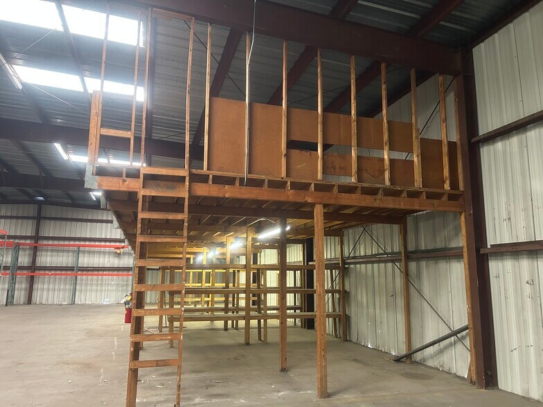 More Photos Of 1921 N Harrison Ave, Pocatello Flex For Sale