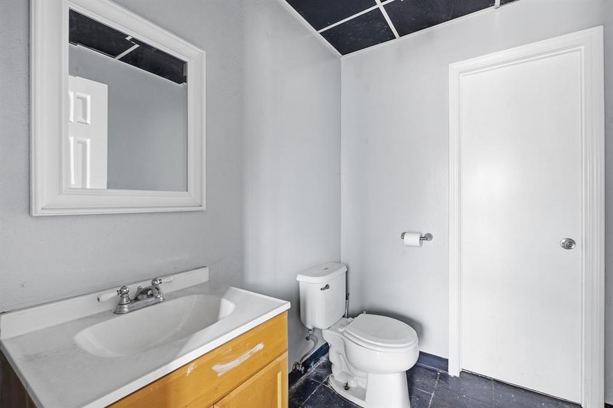 More Photos Of 9221 Highway 290 W, Austin Light Manufacturing For Sale