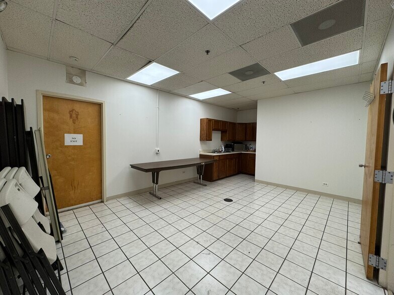 More Photos Of 1985 Ohio St, Lisle Warehouse For Lease