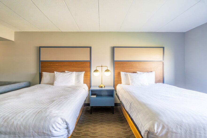 More Photos Of 4230 S Lewis Blvd, Sioux City Hotel For Sale