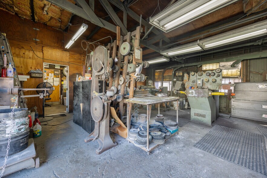 More Photos Of 2455 E 52nd St, Los Angeles Warehouse For Sale