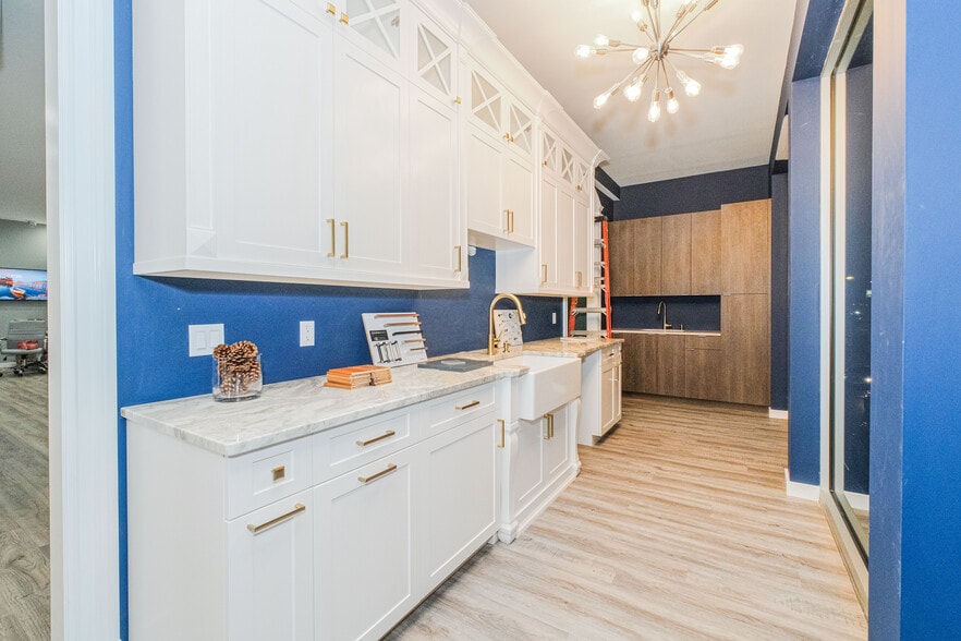 More Photos Of 1944-1952 Richmond Terrace, Staten Island Showroom For Lease