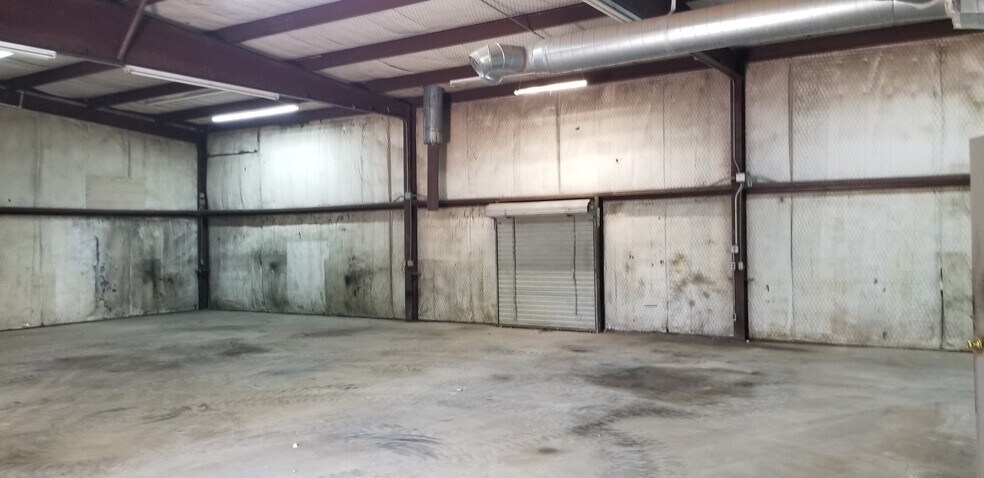More Photos Of 208 Howard Rd, Waxahachie Auto Repair For Lease