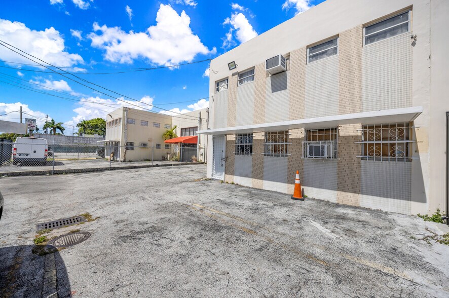 More Photos Of 2056 NW 23rd Ave, Miami Flex For Lease