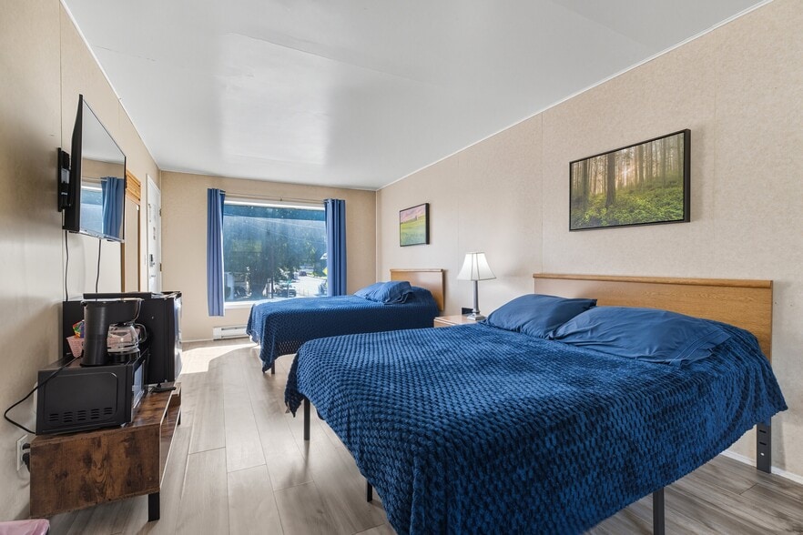 More Photos Of 615 S Main St, Colfax Hotel For Sale