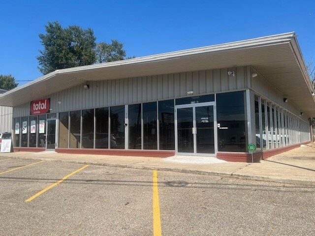 More Photos Of 202 N Frazier St, Conroe General Retail For Sale