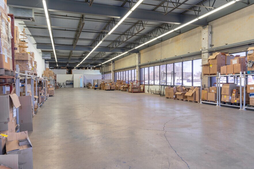 More Photos Of 450-460 Veterans Dr, Burlington Flex For Lease