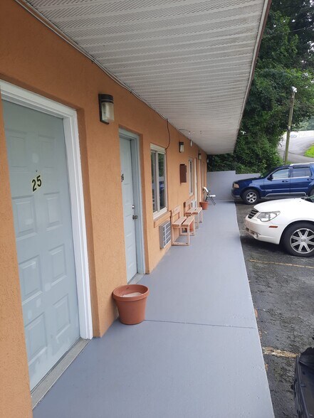 More Photos Of 124 Woods Ave, Caryville Hotel For Sale