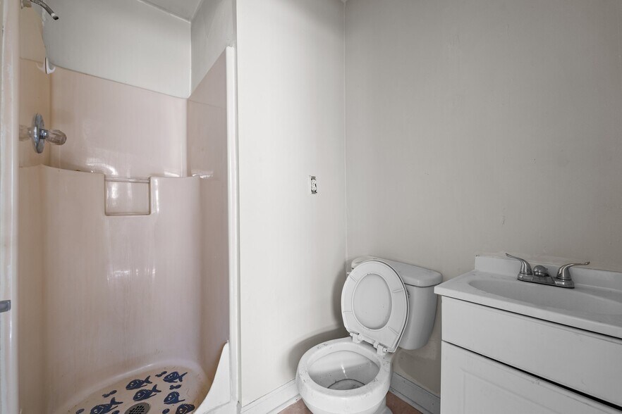 More Photos Of 421 Vine St, Eden Hotel For Sale