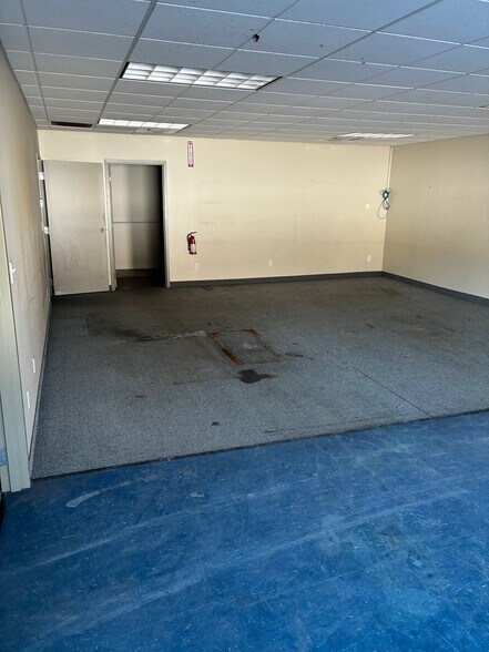 More Photos Of 160 S Turnpike Rd, Wallingford Light Distribution For Lease