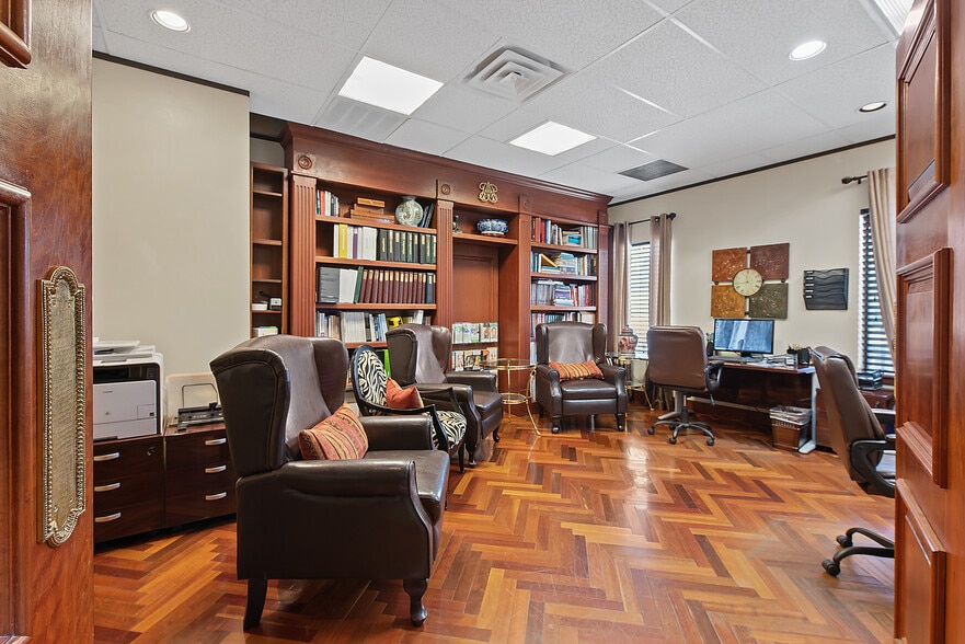 More Photos Of 630 W 34th St, Austin Medical For Lease