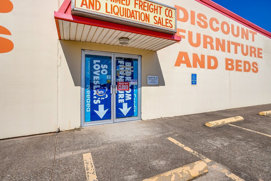 More Photos Of 1841 W Division St, Arlington Warehouse For Sale