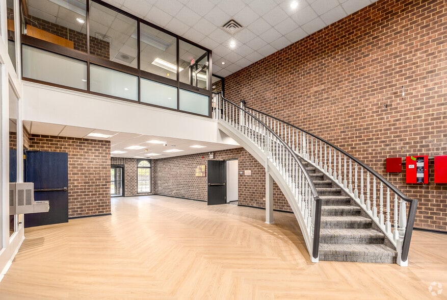 More Photos Of 825 E Golf Rd, Arlington Heights Medical For Sale