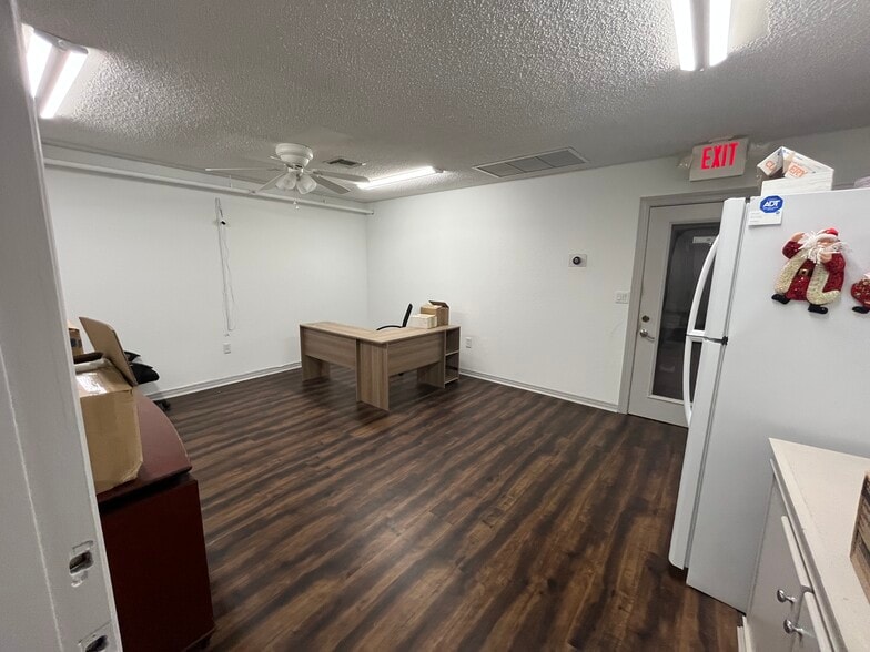 More Photos Of 12155 Metro Pky, Fort Myers Showroom For Lease