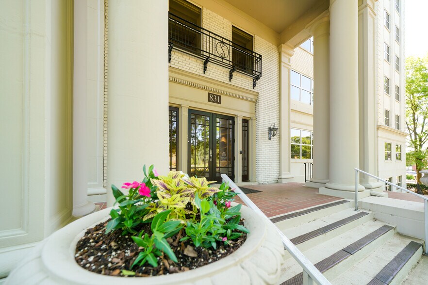 More Photos Of 831 E Morehead St, Charlotte Office For Lease