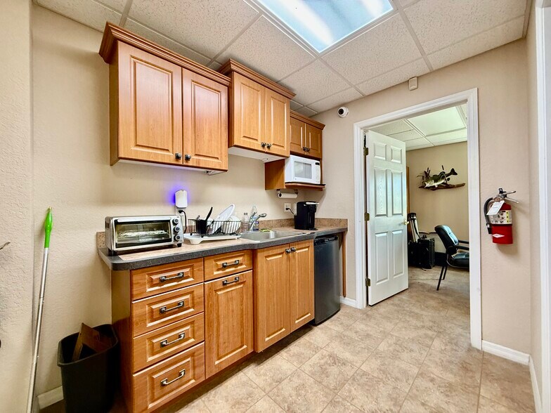 More Photos Of 2914 Kenilworth Blvd, Sebring Industrial For Sale