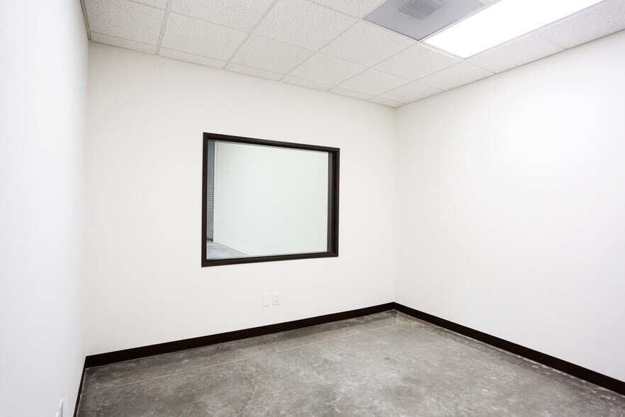 More Photos Of 4572 Telephone Rd, Ventura Warehouse For Lease