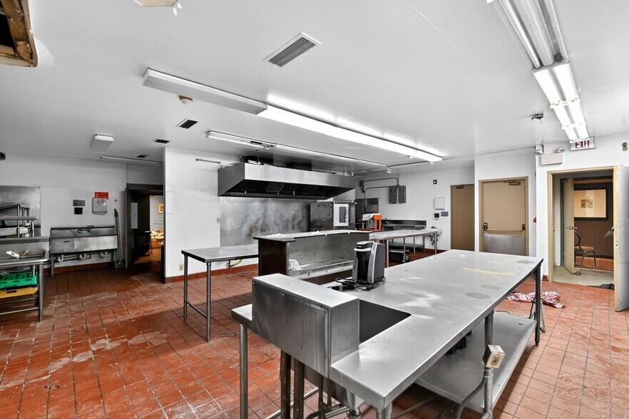 More Photos Of 1550 E Dundee Rd, Palatine Hotel For Sale