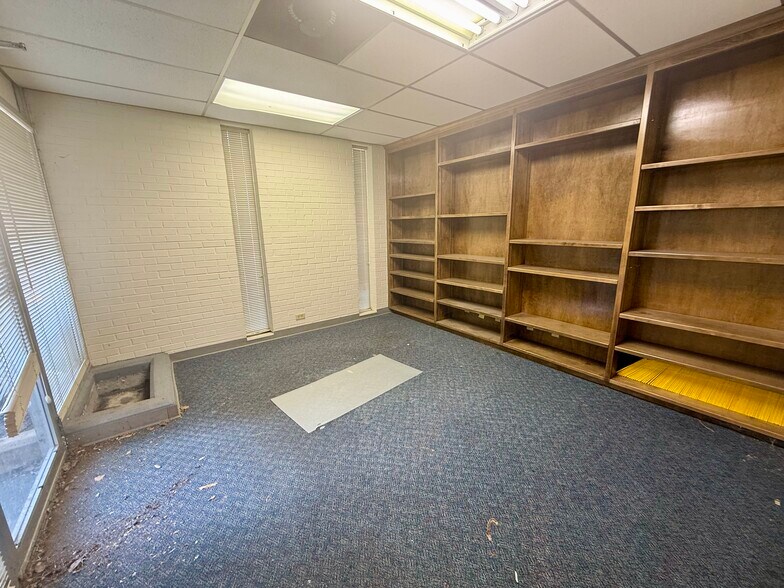 More Photos Of 170 8th St SE, Paris Office For Sale