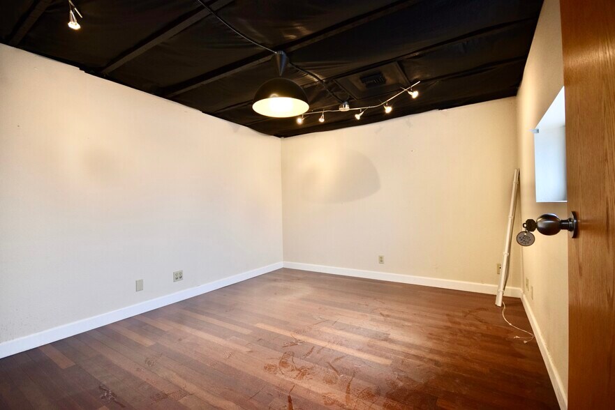 More Photos Of 55 SE Main St, Portland Warehouse For Lease