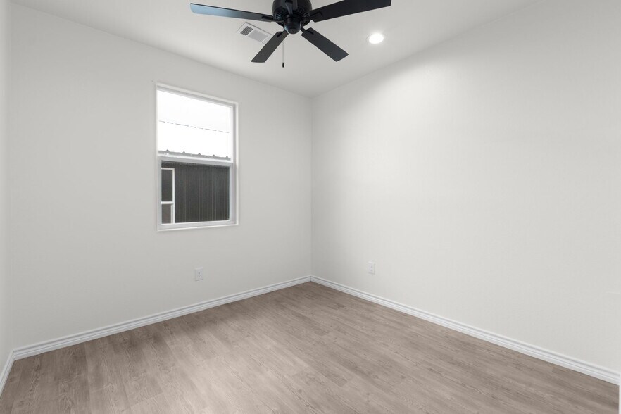 More Photos Of 870-872 Waco St, Kingsland Multifamily For Sale